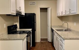 2 beds, 1 bath, 861 sqft, $1,715, Unit 32