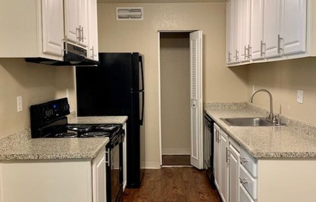 2 beds, 1 bath, 861 sqft, $1,725, Unit 32