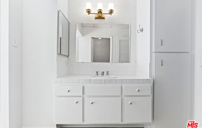 1 bed, 2 baths, 1,076 sqft, $3,400, Unit 703