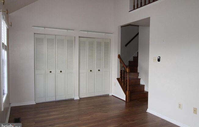 Welcome to this move-in-ready townhouse in the Brandermill community.