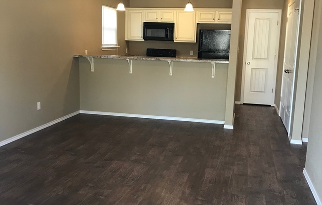 2 beds, 1 bath, 835 sqft, $725