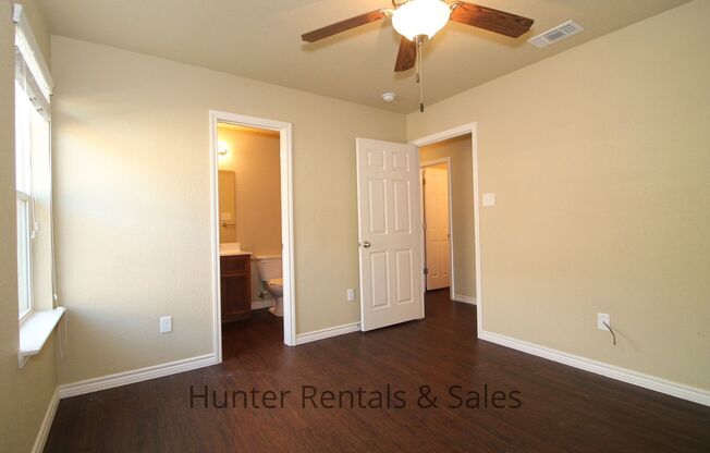 3 beds, 3 baths, $1,300, Unit Unit A