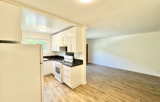 14041 MOORPARK ST