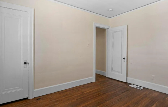 2 beds, 1 bath, $1,000, Unit # LOWER