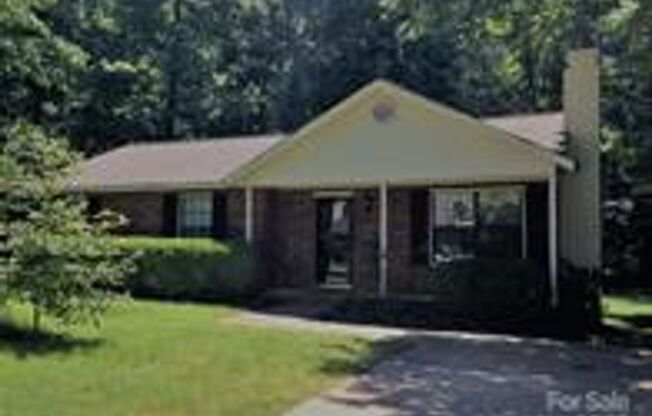 Great, 3-bed / 2 full bath location off the Plaza just minutes to NODA and Uptown
