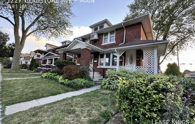 1227 GLADSTONE AVE