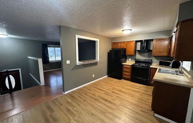 2 beds, 1 bath, 1,000 sqft, $1,050, Unit 248 Grand Blvd.