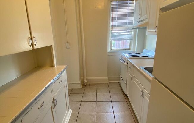 2 beds, 1 bath, 1,050 sqft, $2,025, Unit 806