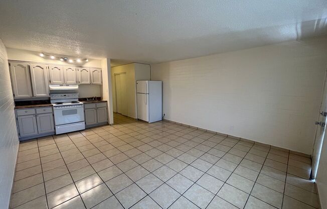 Studio, 1 bath, 400 sqft, $915, Unit 23