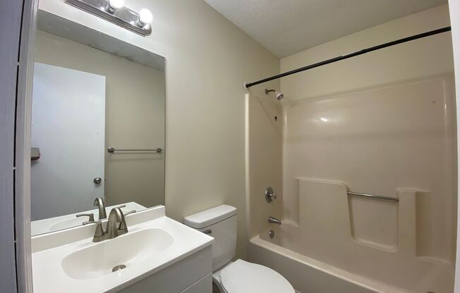 2 beds, 1 bath, $975, Unit Unit 8