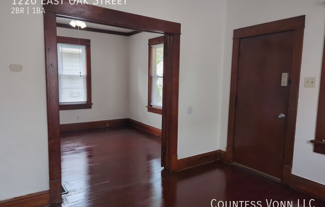 1220 E OAK ST