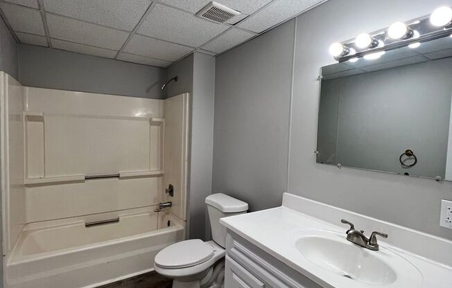 2 beds, 1 bath, $1,095