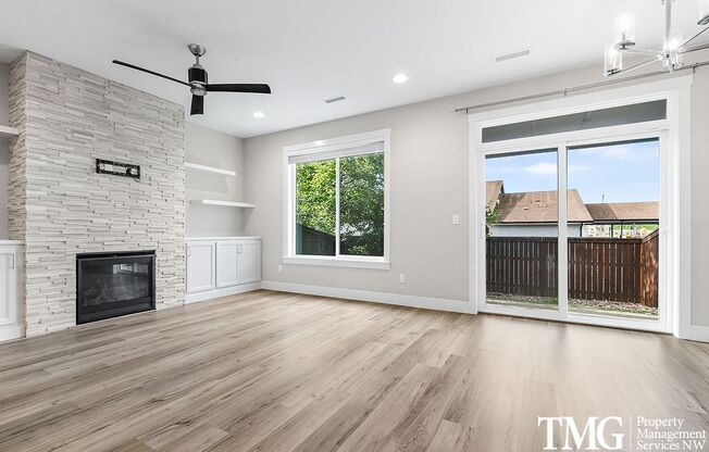 3 Bedroom 2.5 Bathroom Townhome in Great Brush Prairie Location!