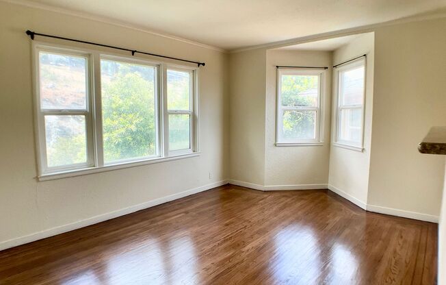 RENOVATED Top Floor. ON-SITE LAUNDRY! HARDWOOD!