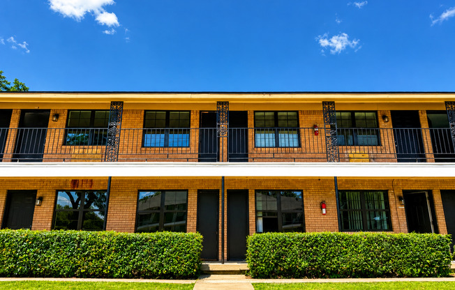 Stay Cool in a Newly Remodeled Apartment Starting at $1,100 + 6 Weeks FREE Rent!