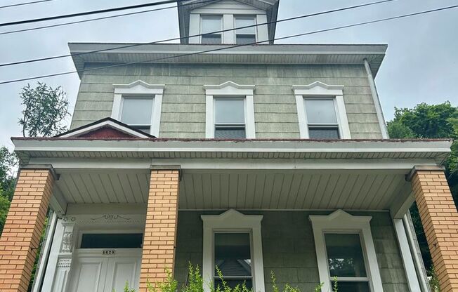 Large 3bd/ 1.5 bath Home w/Attic Room l Spring Garden