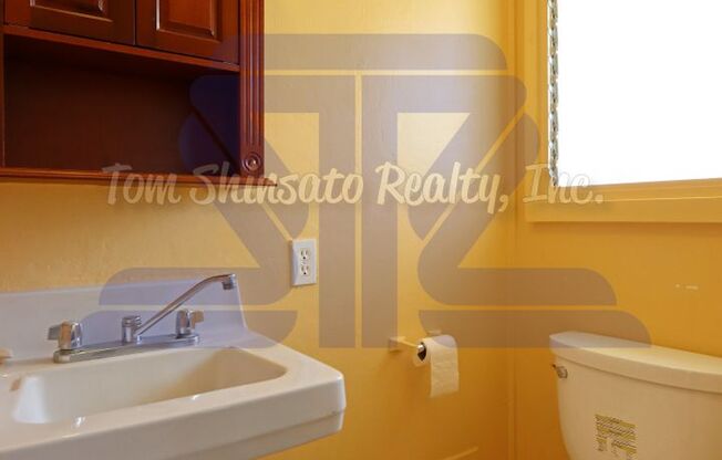 Upstairs duplex unit in Waipio! Convenient location!