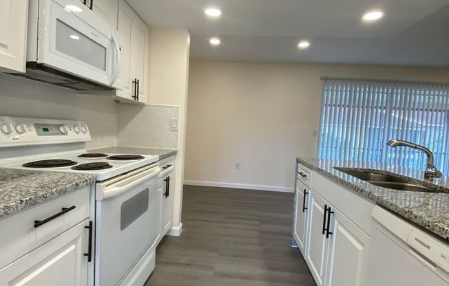 NEWLY RENOVATED 2 BED 2 BATH CONDO NEAR UCF and FULLSAIL UNIVERSITY