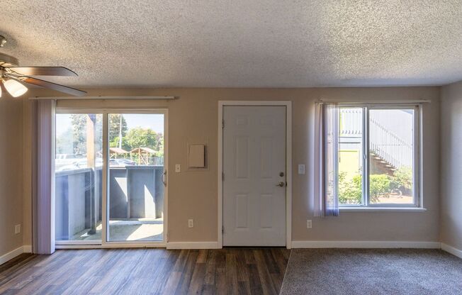 2 beds, 1 bath, 735 sqft, $1,595, Unit 13