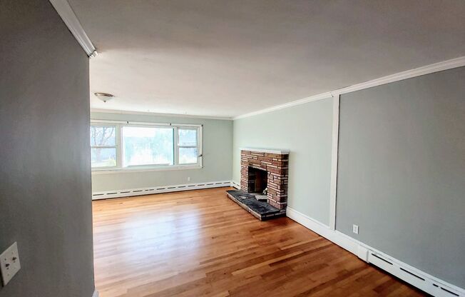 OVERSIZED NEWLY REMODELED E.END RANCH W/ 2 CAR GAR 6 BDRMS & 2 BATHS