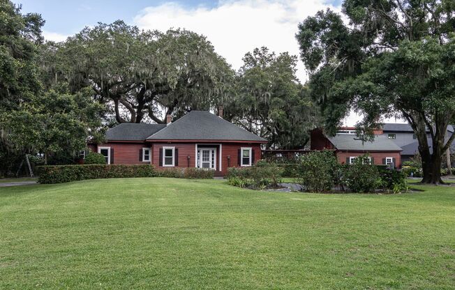 Historic lakefront 2/2 main house and 1/1 in law cottage in Belle Isle