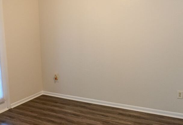 Lovely 2-Bedroom Townhouse in Central Toledo