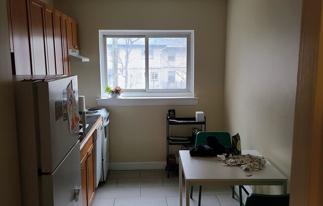 2 beds, 1 bath, $3,050, Unit 7