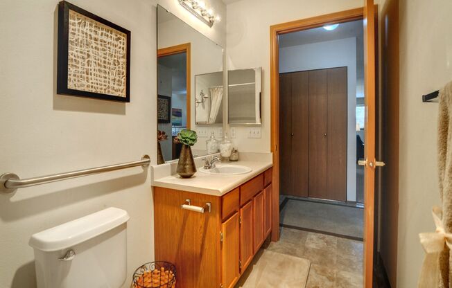 2 beds, 2 baths, 886 sqft, $2,095, Unit H302