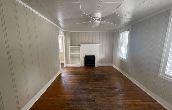 Simply the BEST! Adorable 1 Bedroom/1 Bath Located off Historic Camp Bowie! ((Covered Deck)) Minutes to Downtown Ft Worth ~