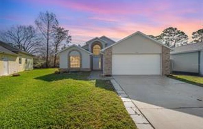3 Bedroom / 2 Bath Home Available Now in Port Orange!