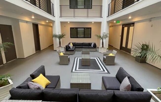 Studio, 1 bath, 574 sqft, $2,095, Unit Unit 209