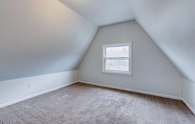 4 beds, 1.5 baths, $1,599, Unit Top