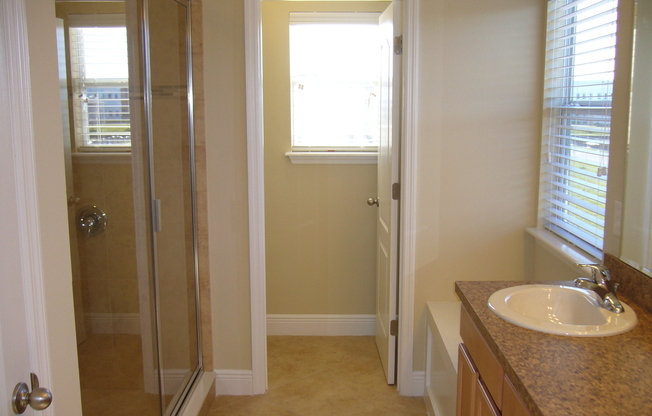 5 Bedroom, 3 bathroom in Windermere. Close to schools and shopping ...
