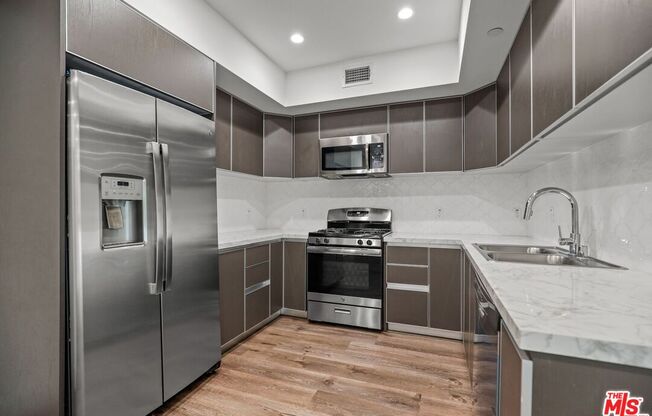 429 N Hayworth Ave Apt 206