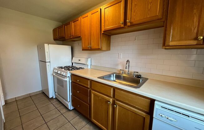 2 beds, 1 bath, 800 sqft, $1,960, Unit 6230 Fifth Ave. #123E