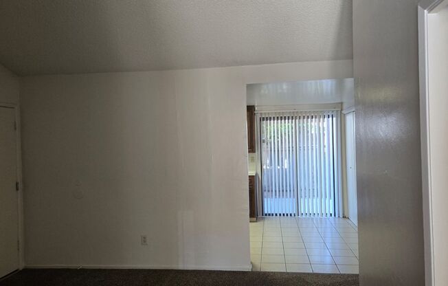 2795p- 649- 7512 Stockdale Hwy MG