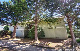 Cozy 4-plex Apartment with Private Back Porch - SE PDX