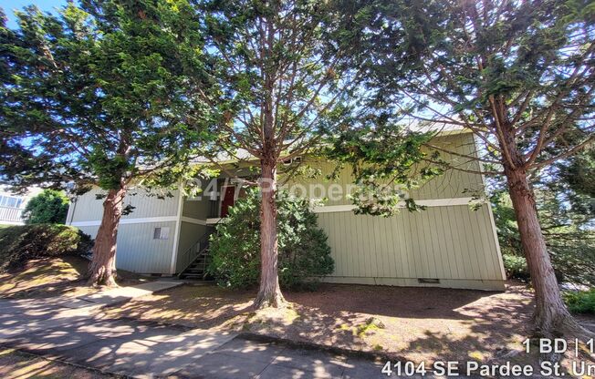 Cozy 4-plex Apartment with Private Back Porch - SE PDX