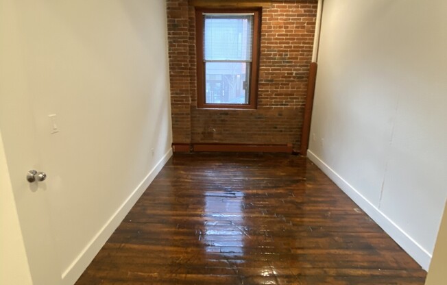 2 beds, 1 bath, 1,100 sqft, $4,300, Unit W112
