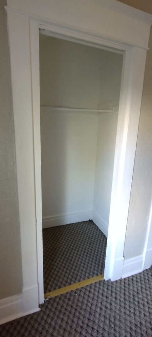3 beds, 1 bath, $1,400, Unit 3