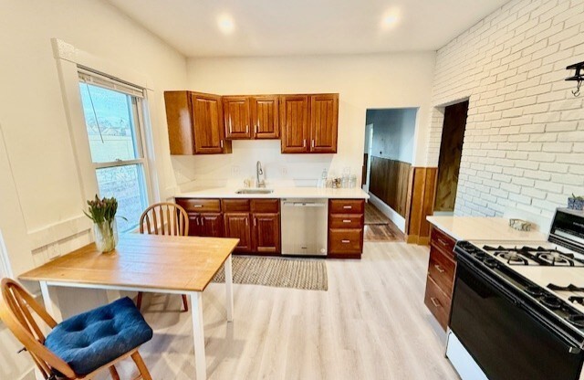 3 beds, 1 bath, $4,200, Unit 1