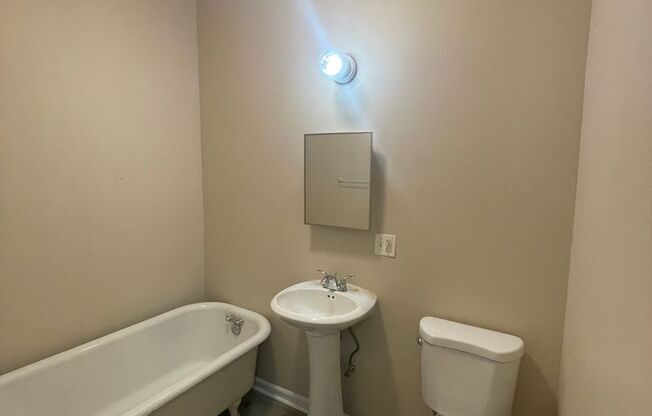 4 beds, 2 baths, $1,850, Unit 5400-2