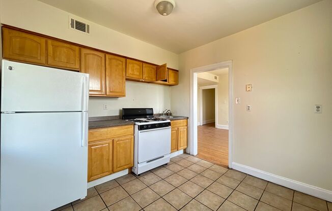 3 beds, 1 bath, 1,400 sqft, $1,550, Unit 210-F48