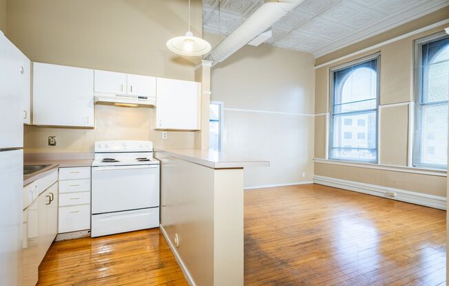 2 beds, 1 bath, 850 sqft, $899, Unit 3819 Jones St #303