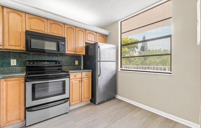 Spacious 2BR/2BA Condo at Whitehall - West Palm Beach