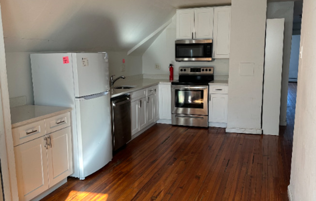 2 beds, 1 bath, $2,095, Unit Unit 4 (3rd Fl)