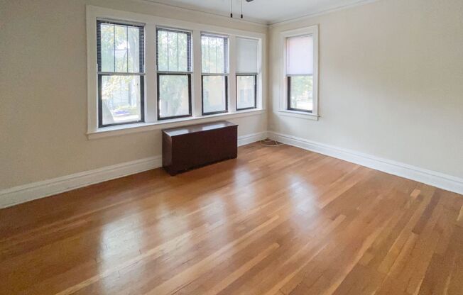 2 beds, 1 bath, 770 sqft, $2,100, Unit 4715-2