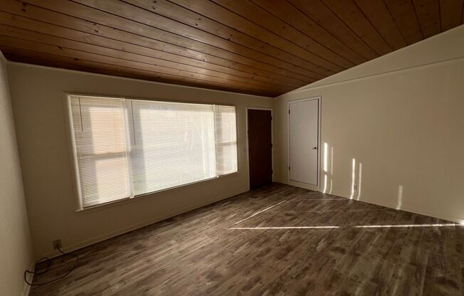 4268-3t - 465/467 NE Baker