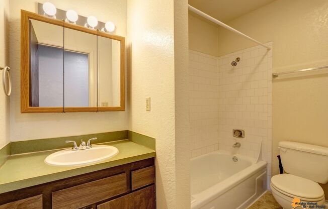 Studio, 1 bath, $995, Unit 211