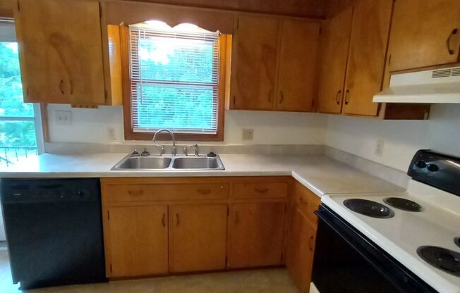 2 beds, 1 bath, 903 sqft, $1,140, Unit P-2